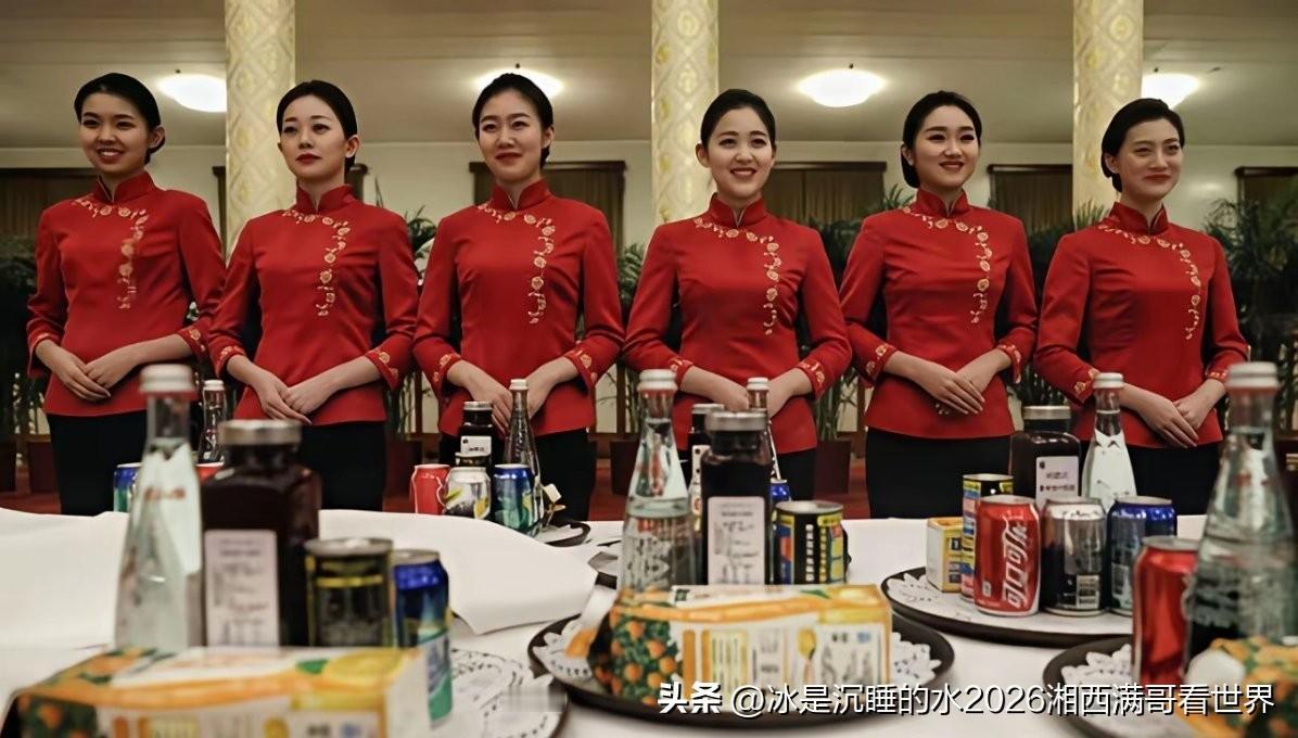 转发分享一张人民大会堂国宴上的服务员，一个个一袭红色的旗袍，气质真好，符合传统东