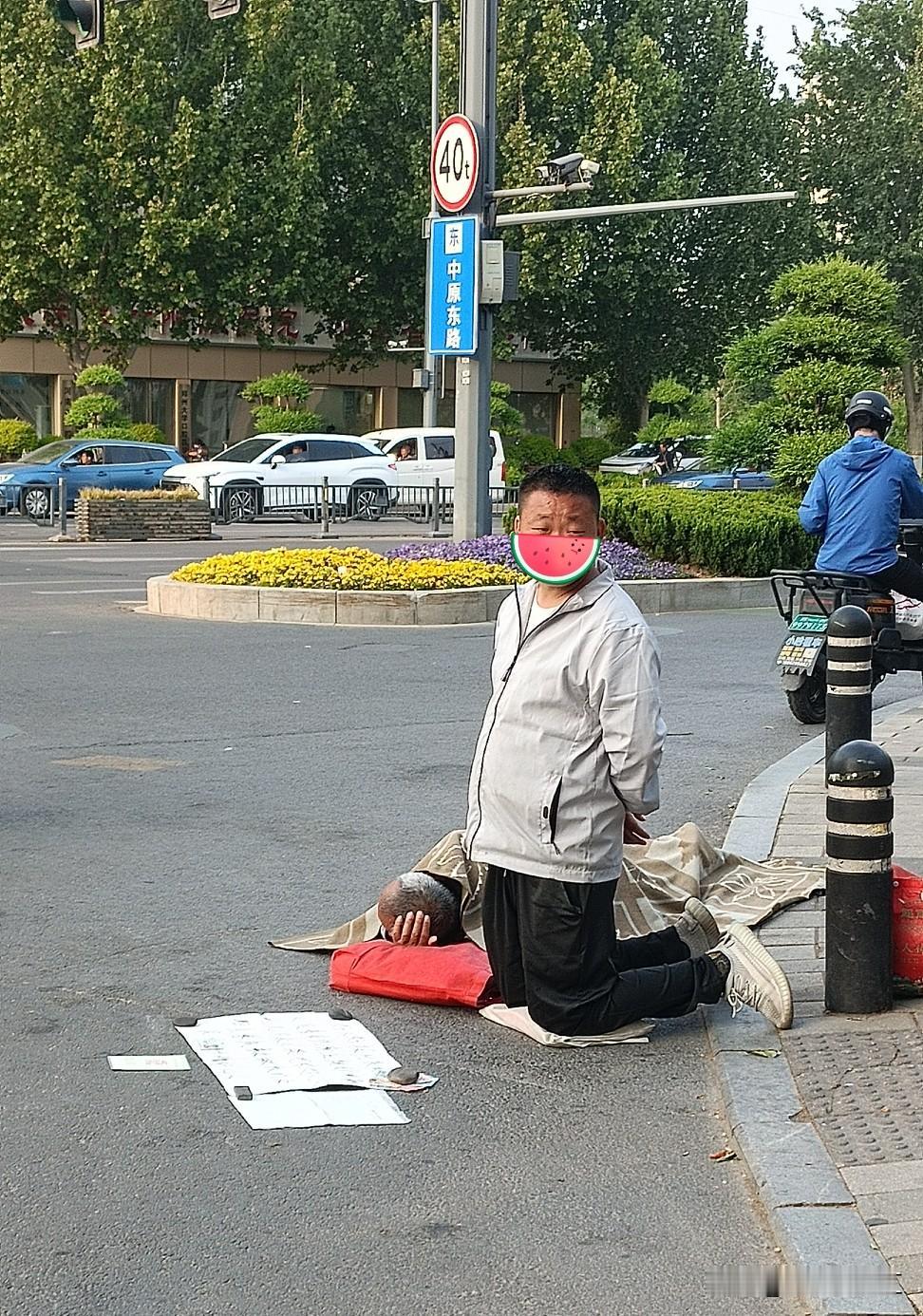 他在求援，7尺男儿卑躬屈膝，身边就卧着他的亲人。可他的家不是废墟，不是焦土 收到