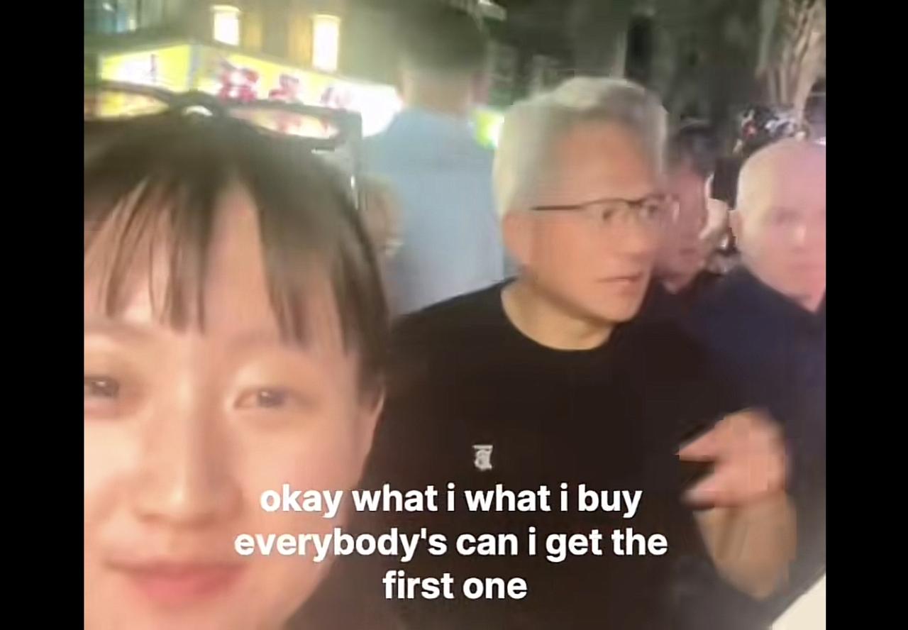 看黄仁勋在日常生活中如何使用钞能力！在一家烤玉米店前，不想排队，直接对老板说，我
