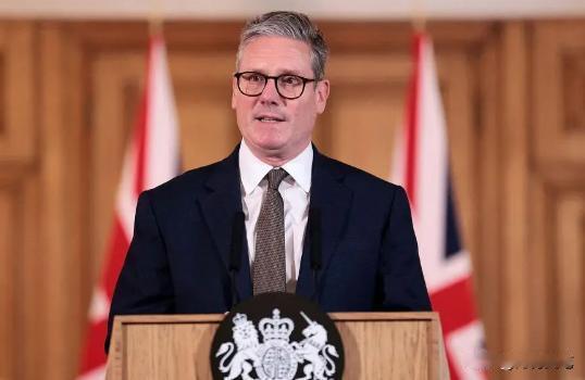 英国首相斯塔默，刚踏上访华行程，就对外送出三句耐人寻味的话。

第一句，中国不是