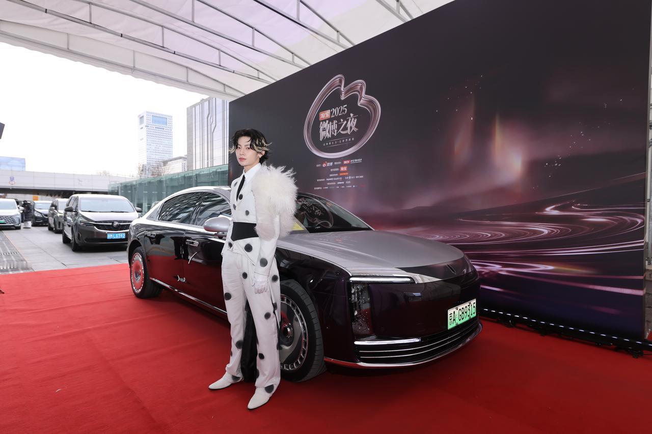 微博之夜红毯现场，尊界S800备受瞩目，成为众多明星的打卡点。一下车，艺人便纷纷
