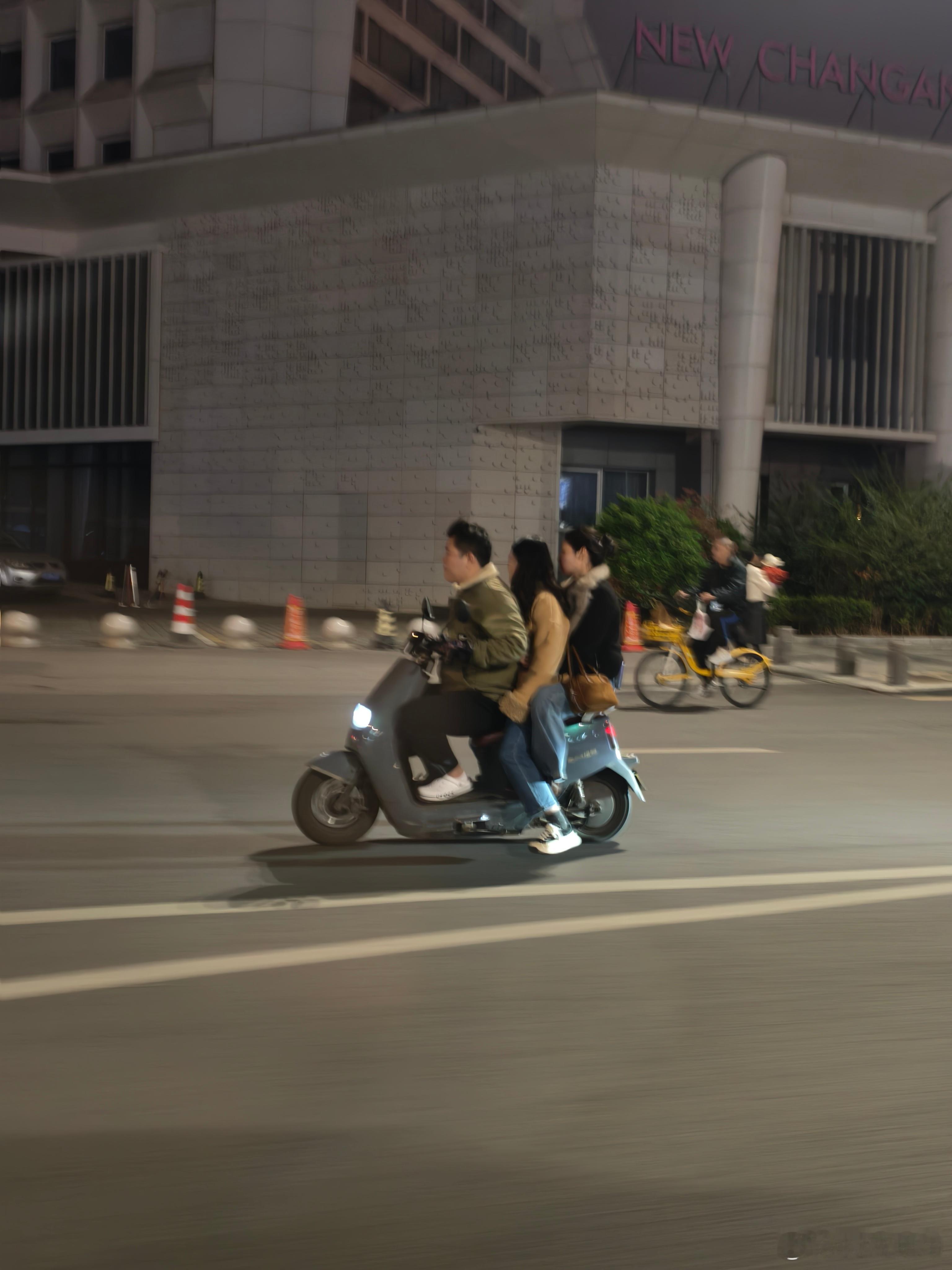 今晚坐 VLA 2.0 游览一下西安。小鹏G7第二代VLA智驾5000公里横穿中