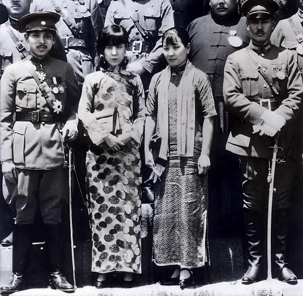 1930年，蒋校长、宋美龄夫妇与张学良、于凤至夫妇以及一众军政要员的合影，这一年