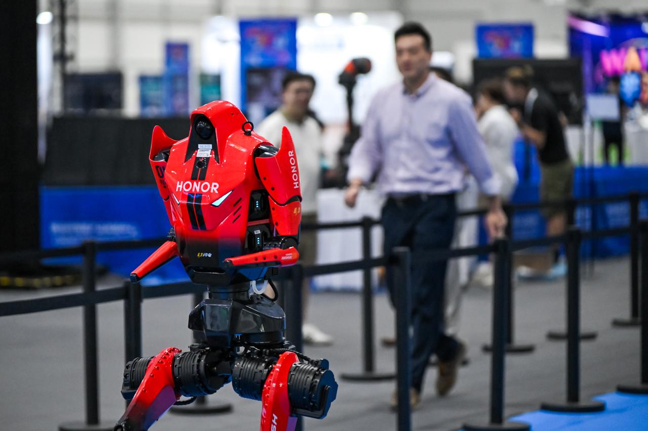全球首台机器人手机跳舞炫技，荣耀Robot Phone正式开启预约
颠覆行业的全