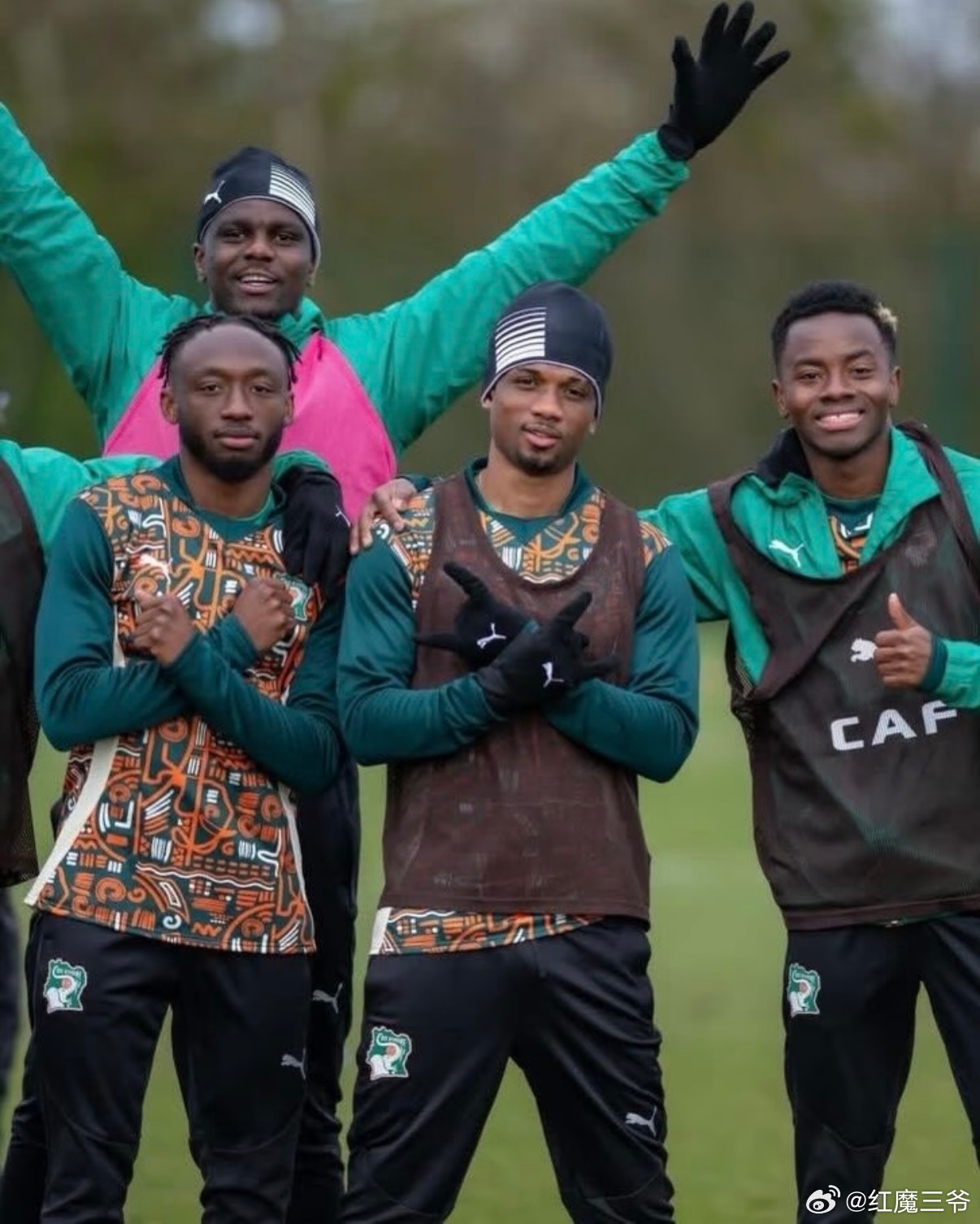 曼联  北京时间4月1日凌晨至白天时段，共有8场与曼联球员紧密相关的比赛即将上演