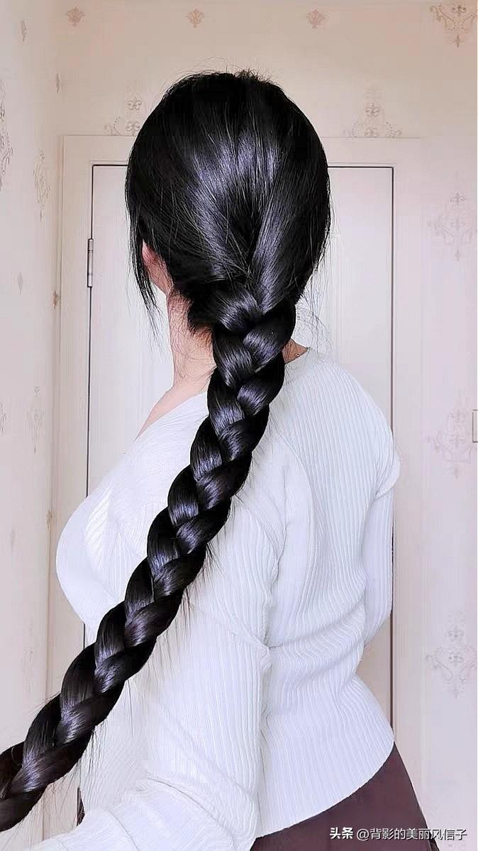 青丝如瀑，发髻如云。
长发编成辫子，背对镜头，优雅美丽。