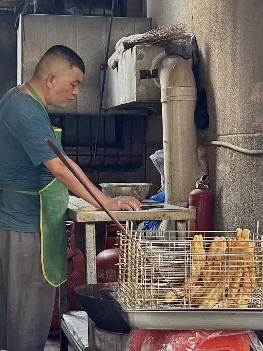 是珠海為數不多的現炸油條呀麻圓也好次