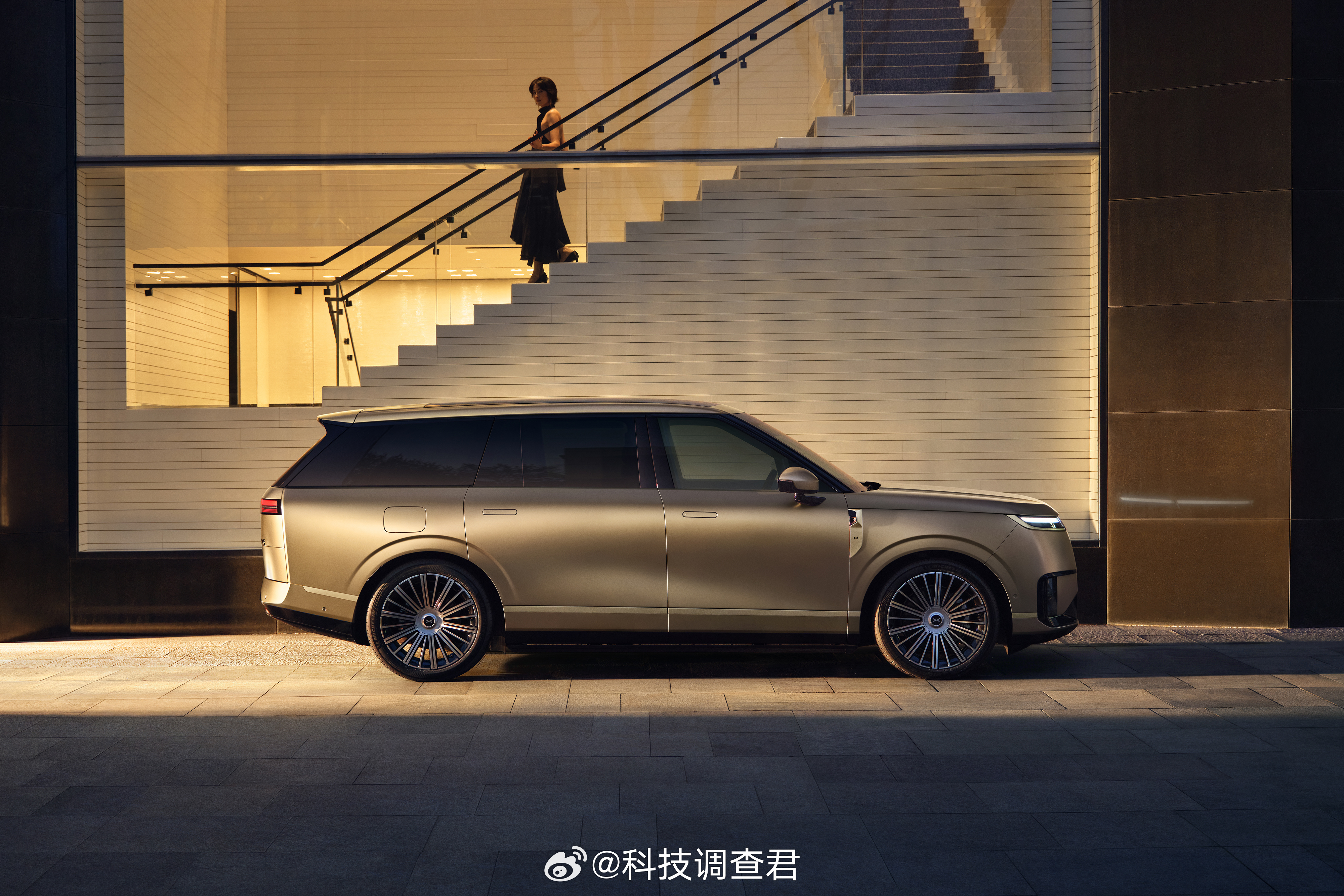 新科技旗舰小鹏GX来了刚刚落地看到小鹏新物种来了这个日照金山的车好漂亮小鹏上道了