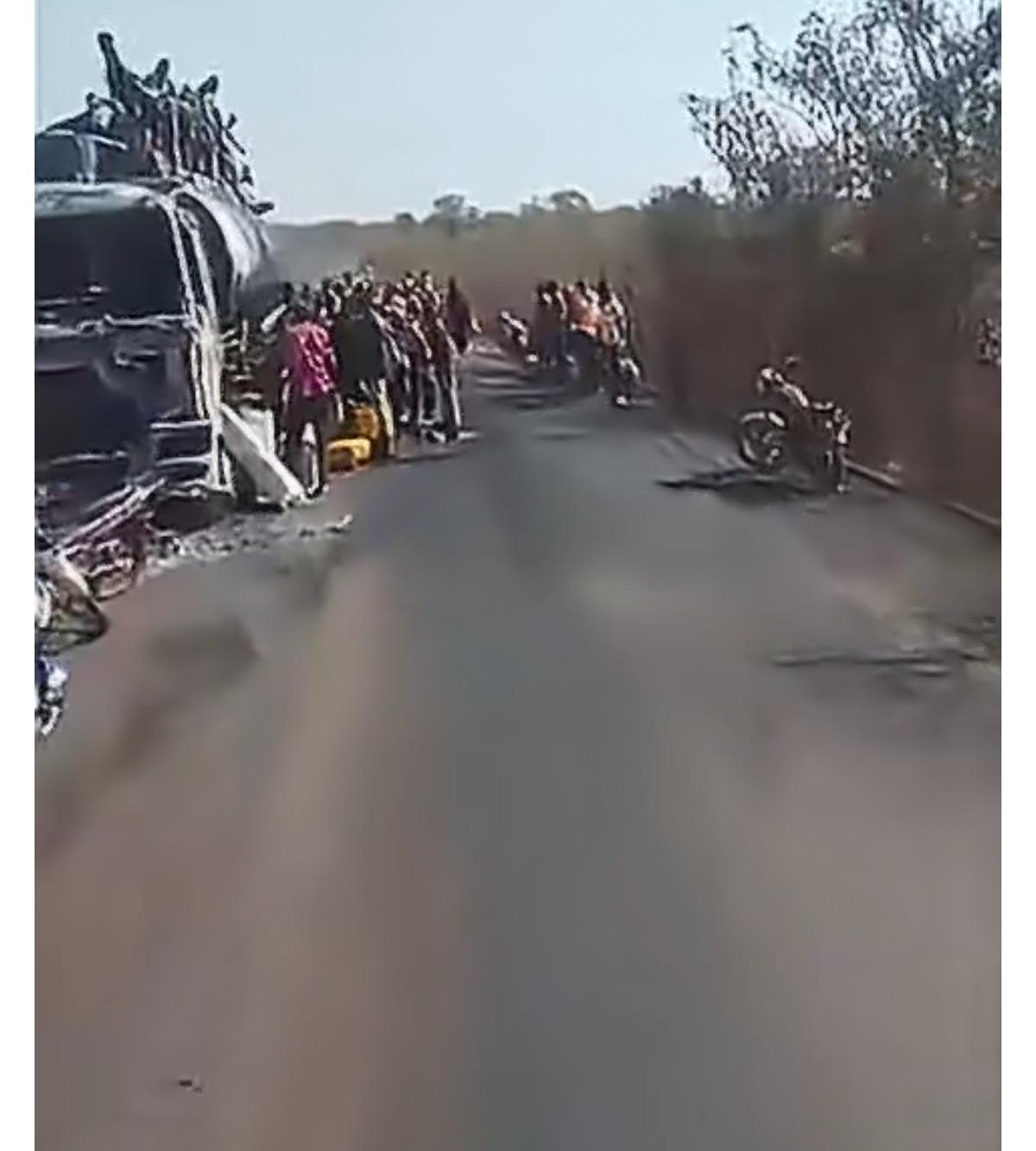 马里政府的一支燃料运输车队昨天在首都巴马科西部遭到“基地”组织分支JNIM伏击后