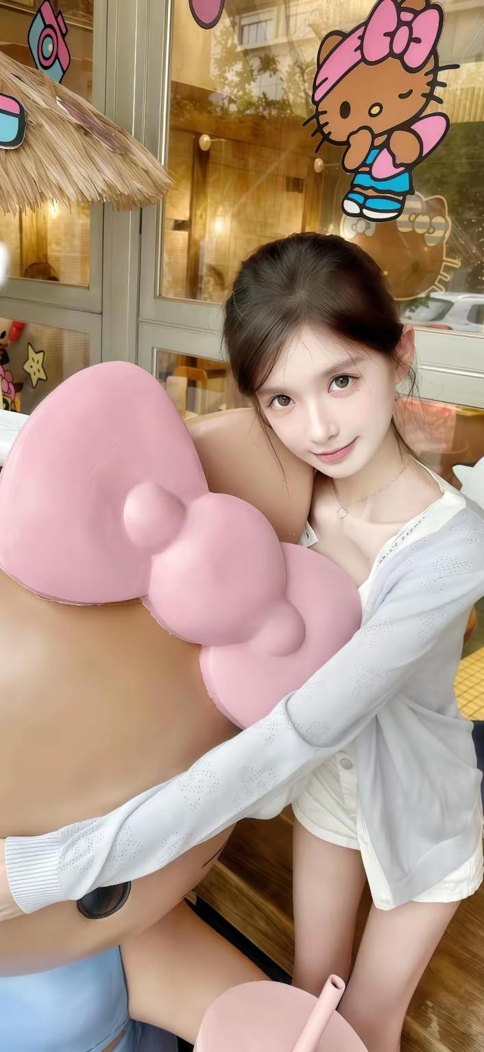 女孩和卡通玩偶亲密合影。