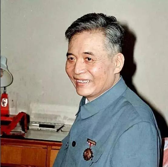 1986年7月，弥留之际的邓稼先突然提出一个愿望，想要再去看一次天安门。轿车即将