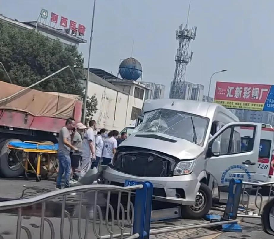 5月19日上午，四川绵阳江油太平镇河西医院门口突发车祸。一辆公路客运车辆受损惨重
