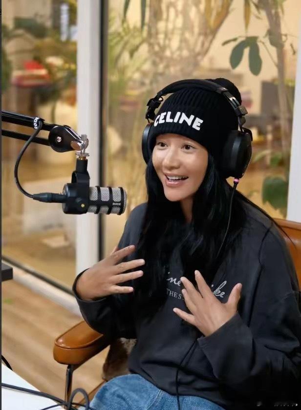 看到瞿颖54岁承认已婚还一脸享受，突然就不羡慕她了，她谈恋爱从不看对方有没有名有