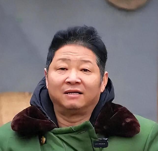 曾演三德子的赵亮，投入巨资养鸡亏损严重，隐居多年现今状况曝光。
 
早年的赵亮，
