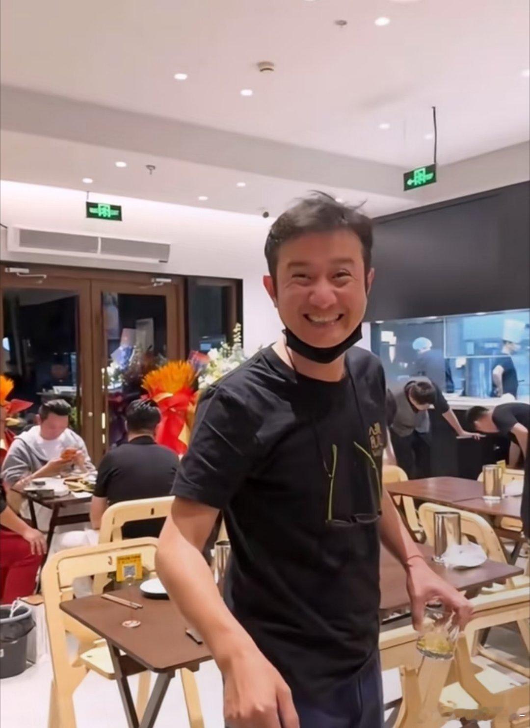 文章开面馆，娱乐圈只有于明加送花，人走茶凉 