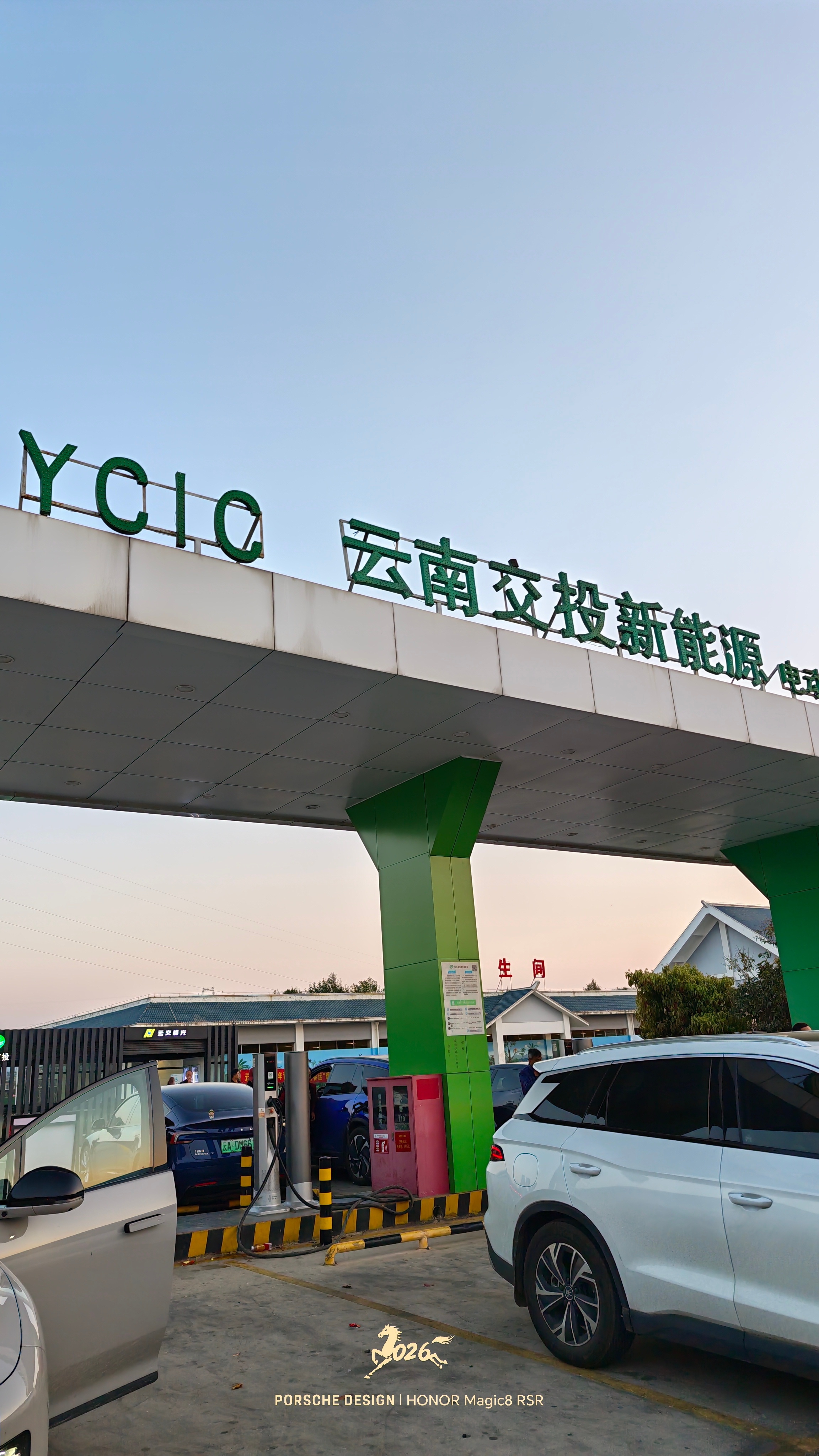 这个桩的功率强的一匹，不知道啥牌子的，感觉云南境内的充电桩功率都不低，我这等了2