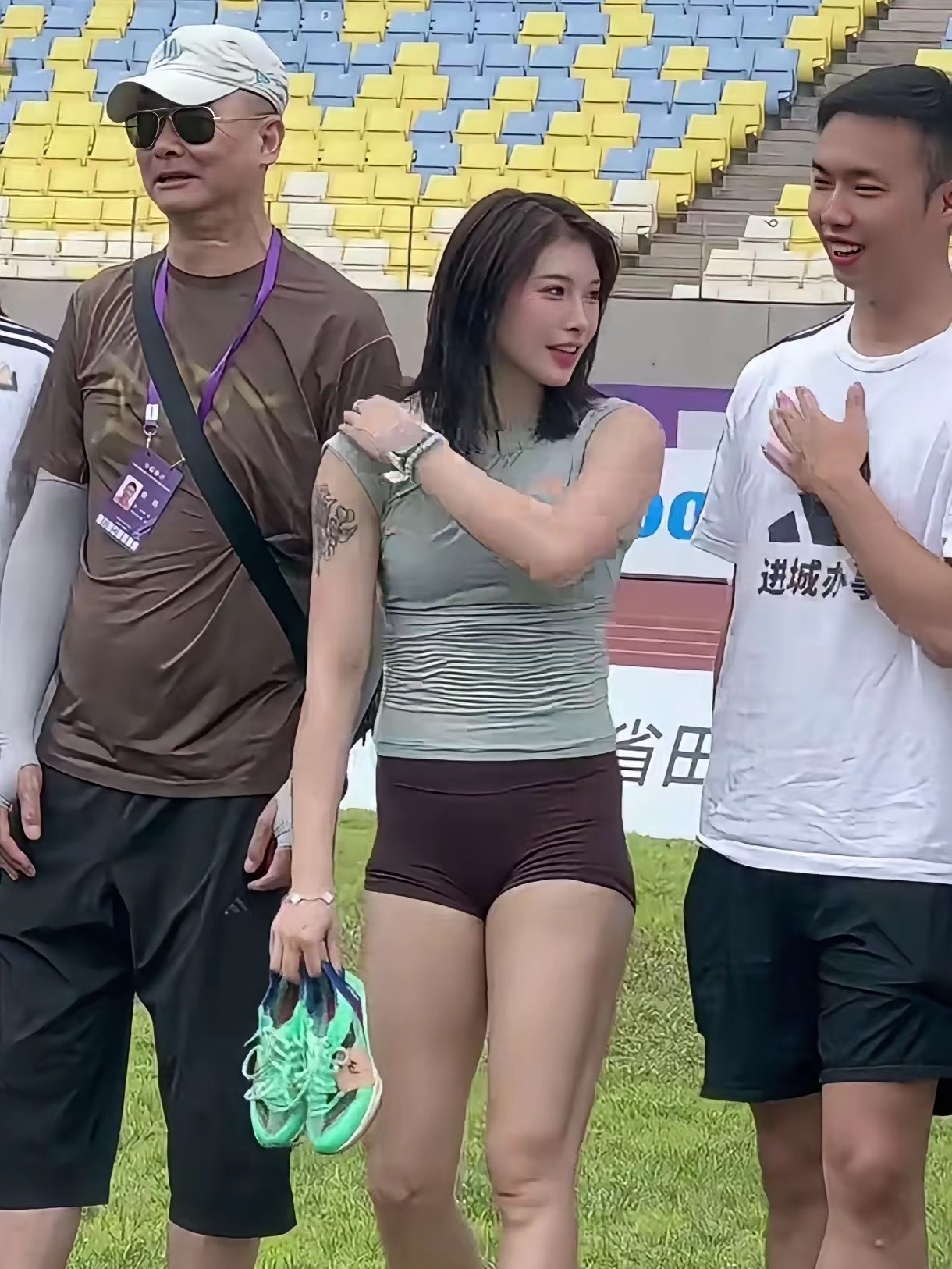 吴艳妮脸小肩膀宽，脖子以下全是肌肉，人家是专业田径运动员，那叫一个健康强壮。想当
