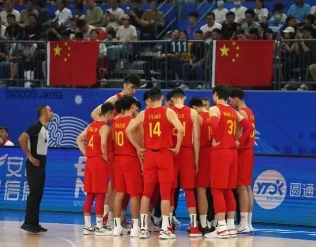 尽管球迷“倒戈”支持省队，中国男篮还是凭借第三节的一波流笑到了最后，稳固了自己的