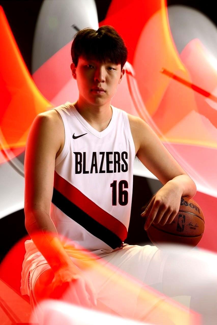 人家那边，前有NBA巨星安东尼点名表扬，后脚就跟小女友宣布订婚了。
人生赢家，春