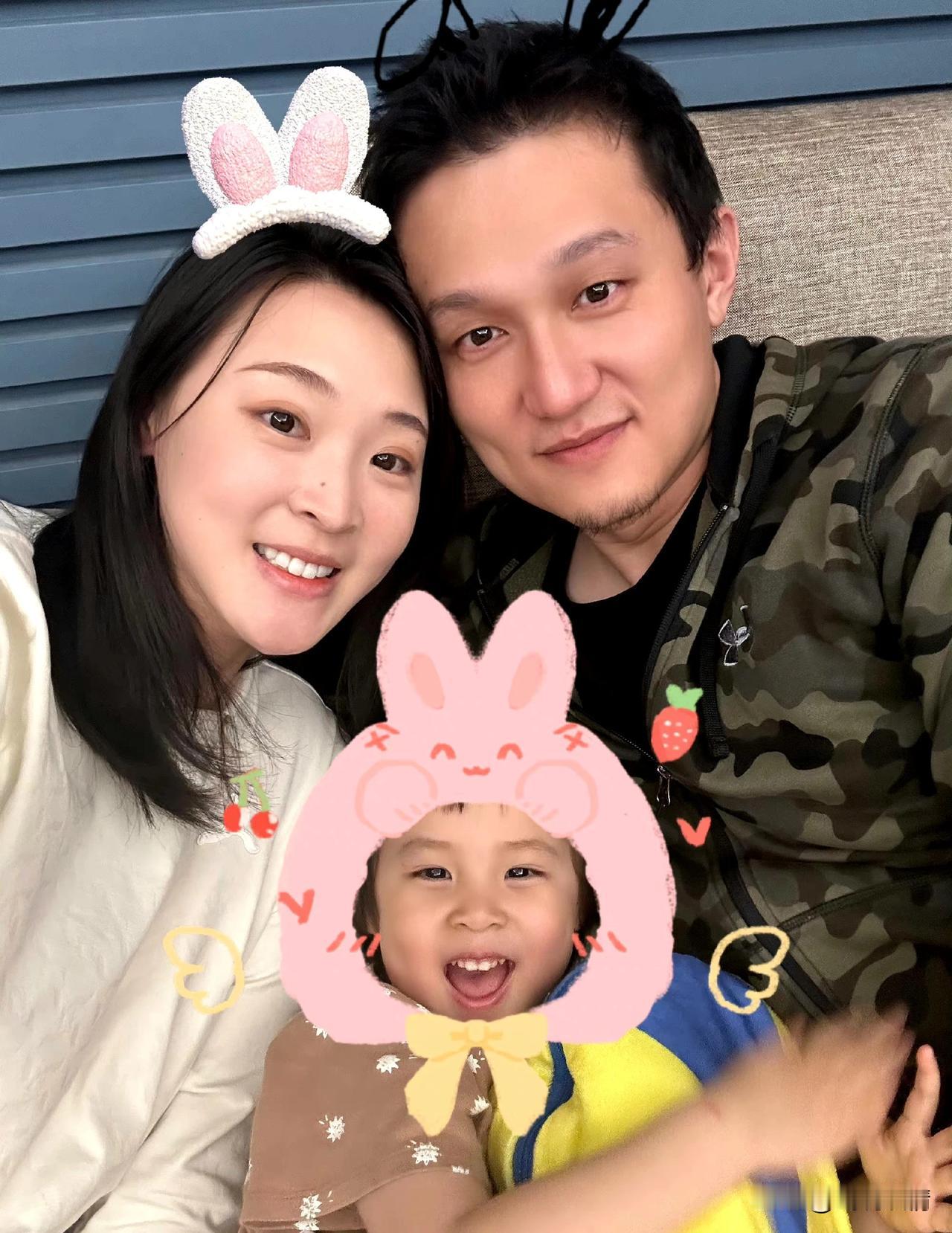 惠若琪晒全家福庆结婚6周年！
4月30日，惠若琪晒照庆祝结婚6周年。全家福中，惠