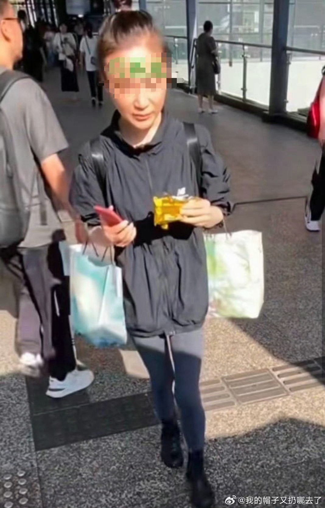 看了原视频，去小摊贩买东西，然后相册找之前的付款截图给老板看，然后骗小摊贩付款了