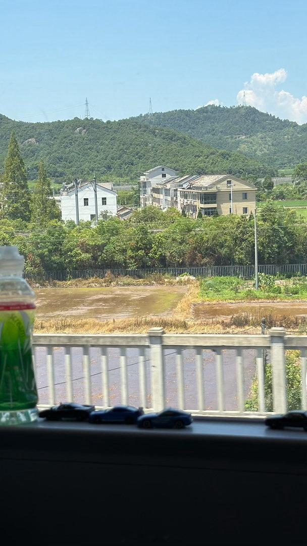 高铁上旁边的小男孩特别乖！不吵不闹自己玩玩具，拿了一张九九乘法表偷偷的背 