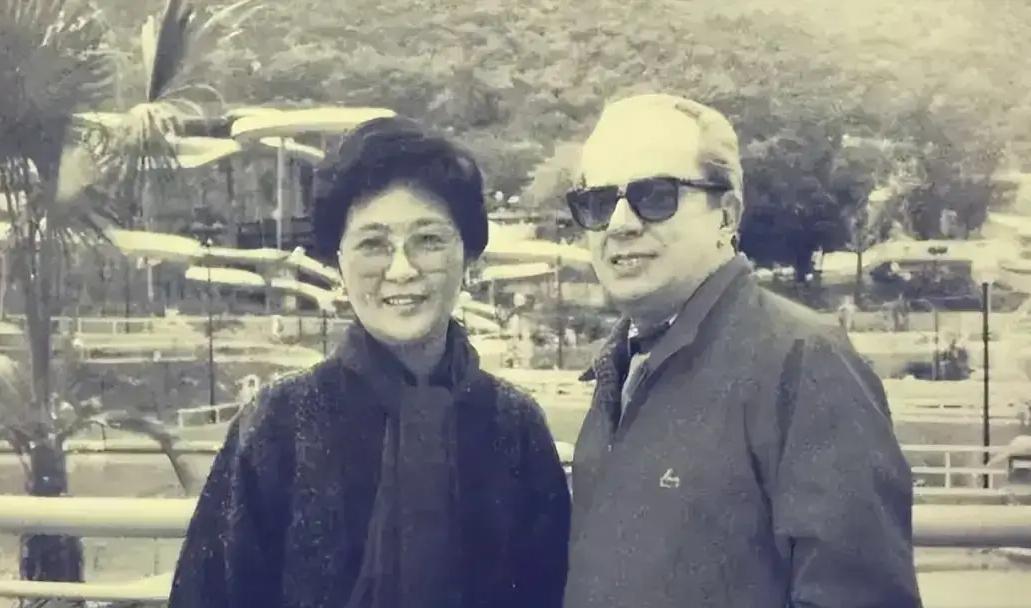 1952年，“面粉大王”荣宗敬的小女儿荣卓如和丈夫的家“哈同花园”被收回，一夜之