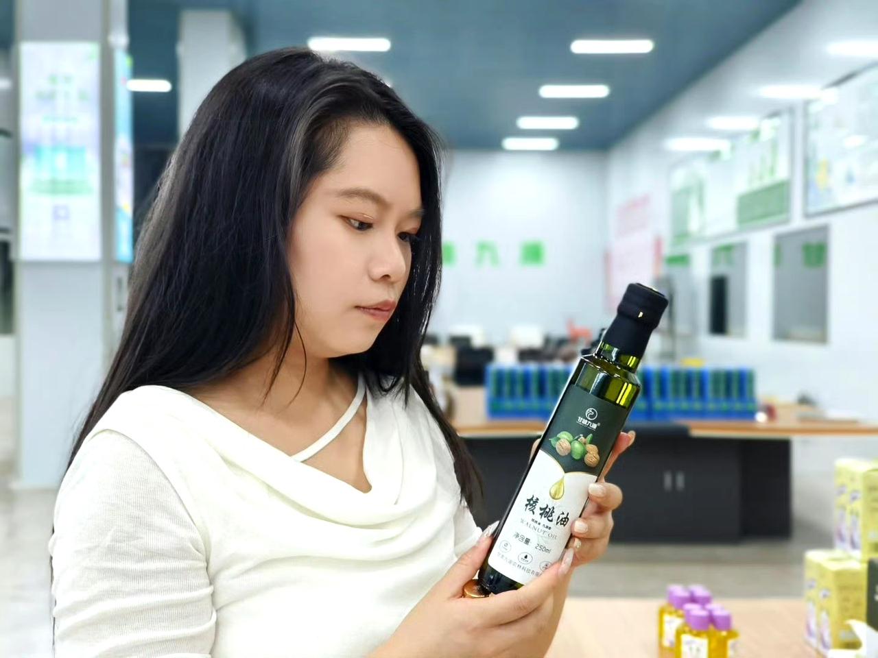 甘味九源核桃油：青果未落，油香已定

八月初的成县，山雾未散。文游界一行踏入红川