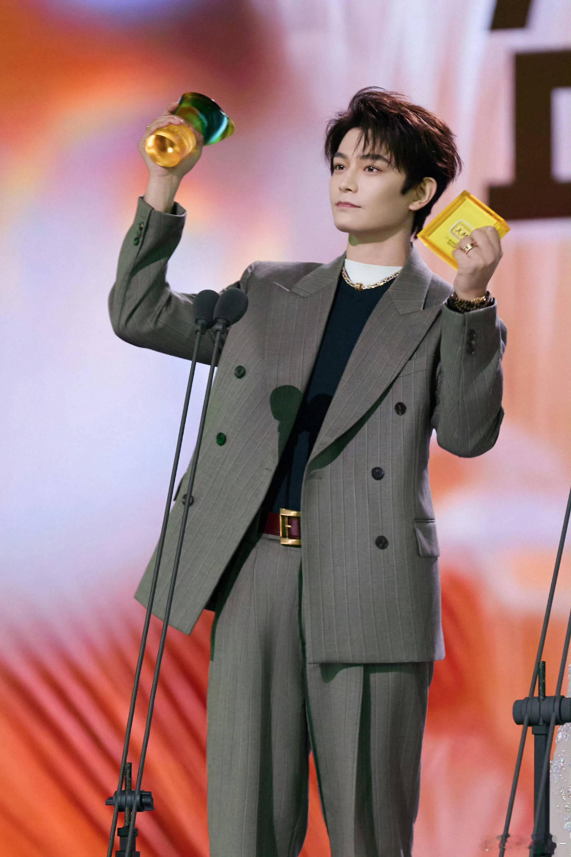 丁禹兮晒星光大赏奖杯丁禹兮 