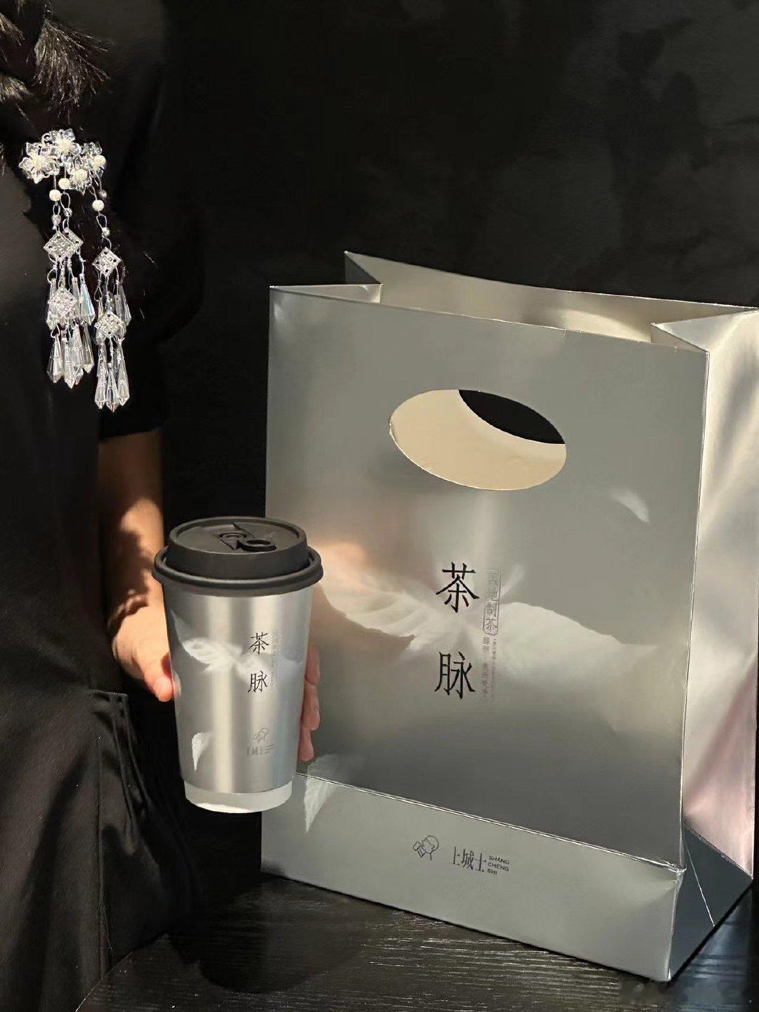 #张晚意第一次踏进苗寨# 张晚意新任喜茶文化大使，传统与潮流的碰撞让人惊艳。非遗