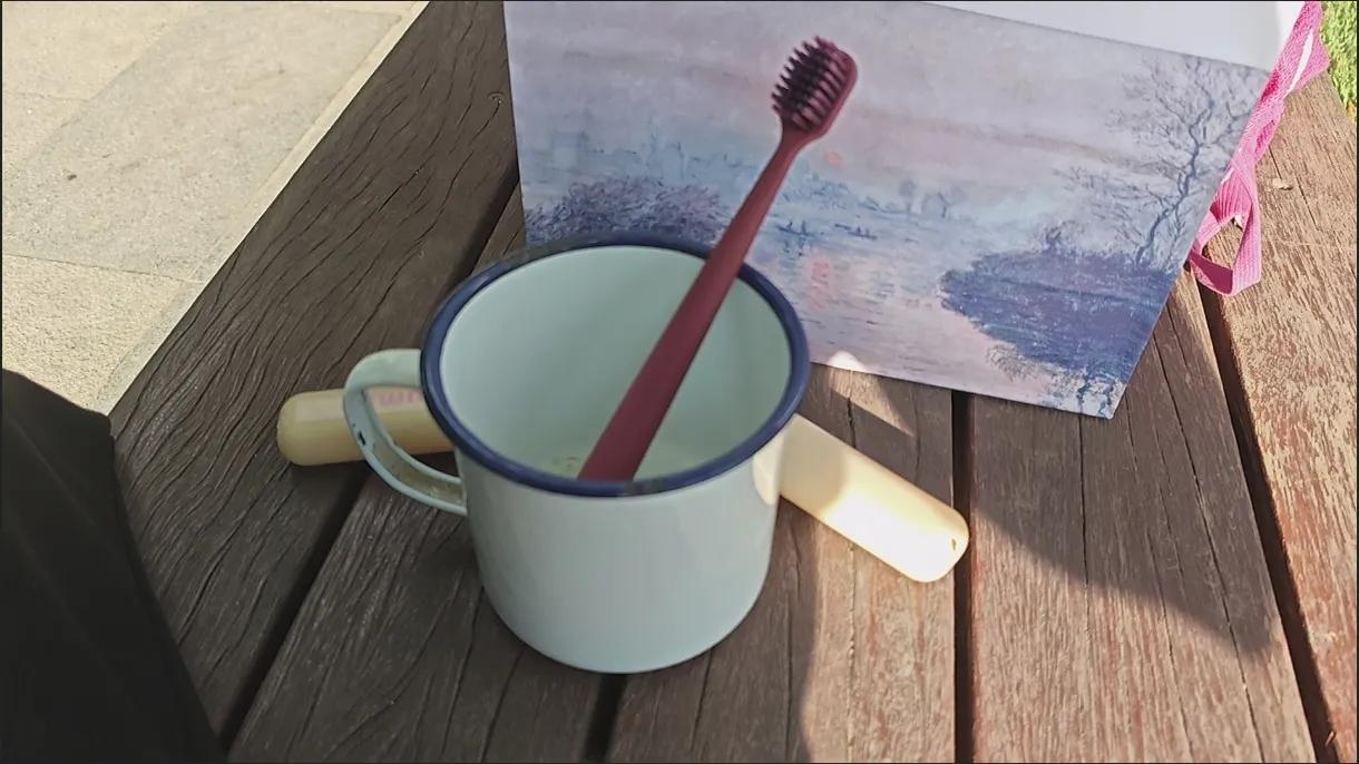 七零后盼退休求自由，八零后面临上有老下有小的中年压力，九零后忙着攒钱应对生活，零