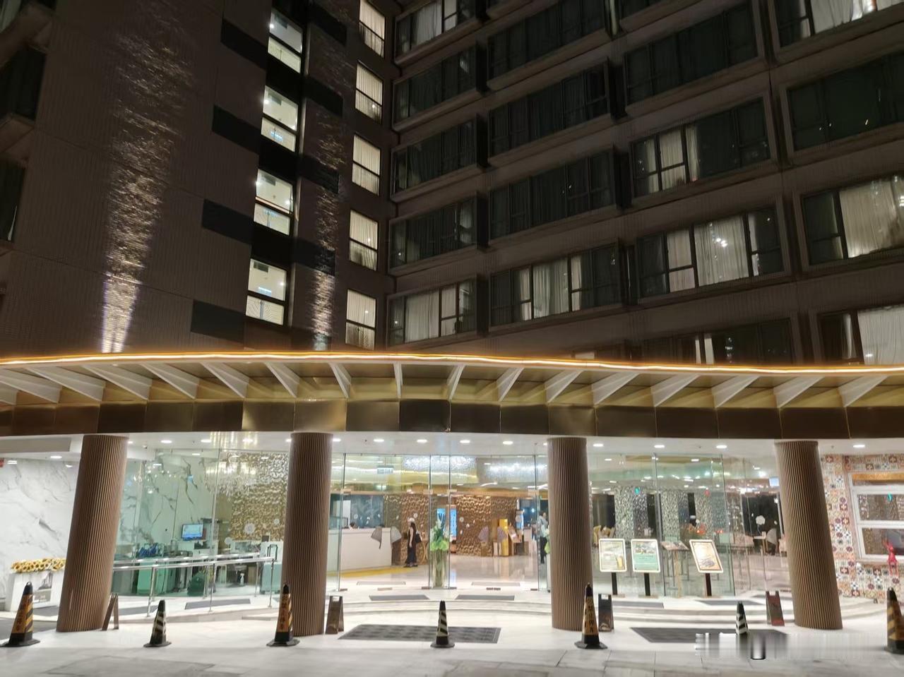 香港真的是寸土寸金的地方，来一趟我真的觉悟到我在郑州生活的多幸福了，这是一座有钱