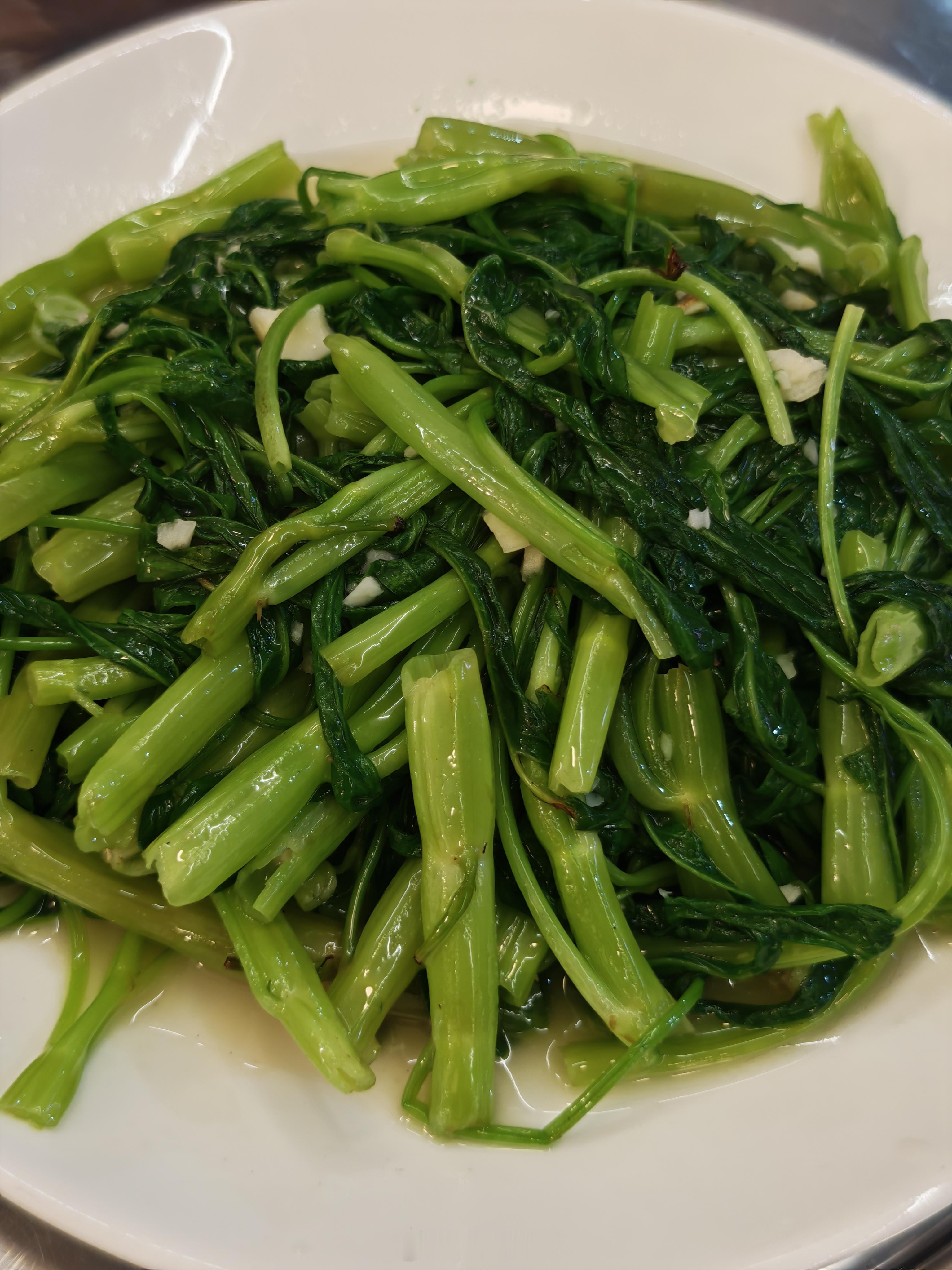 来试试客家人的特色菜还是老三样，客家咸鸡、酿豆腐和五指毛桃鸡汤，好不好吃不知道，