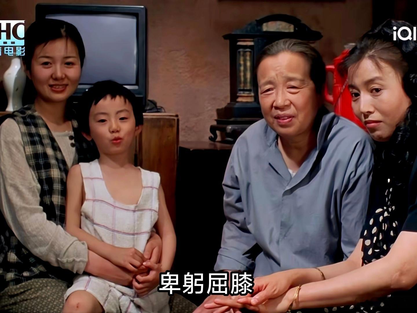 最早发出“卑躬屈膝”评论的人，是小树儿。 