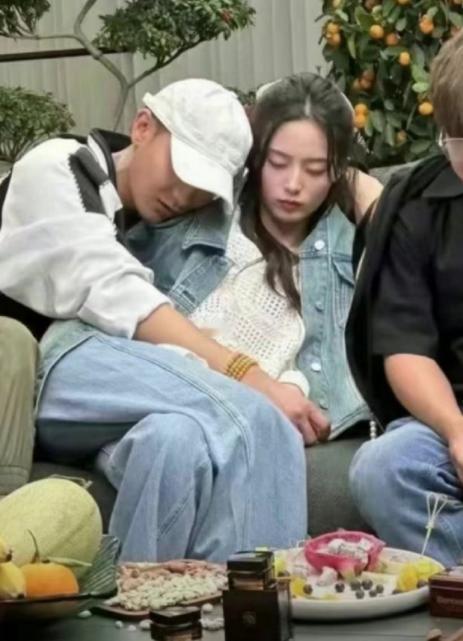 4月29日，黄子韬求婚徐艺洋的事，在网络上闹得沸沸扬扬。
有人向求婚酒店求证，但