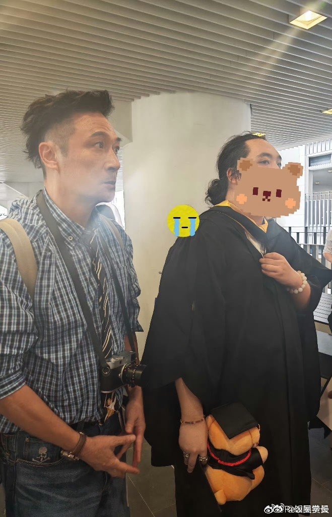 费曼高中毕业了吴镇宇和妻子参加费曼高中毕业典礼 费曼已经高中毕业了，吴镇宇和妻子