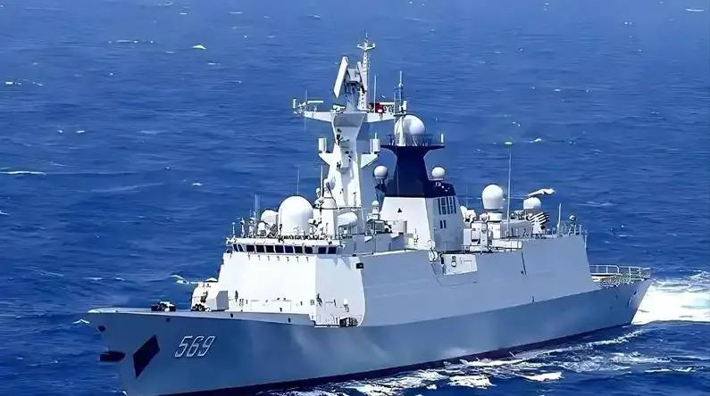 刚得到消息，3月25日那天，菲律宾一艘破船又想往中业岛送补给，结果一抬头，对面横