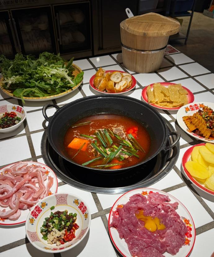 一个爱吃辣爱吃火锅爱吃折耳根的人真的在贵阳幸福死了。贵州物价真的便宜的不行，毛辣