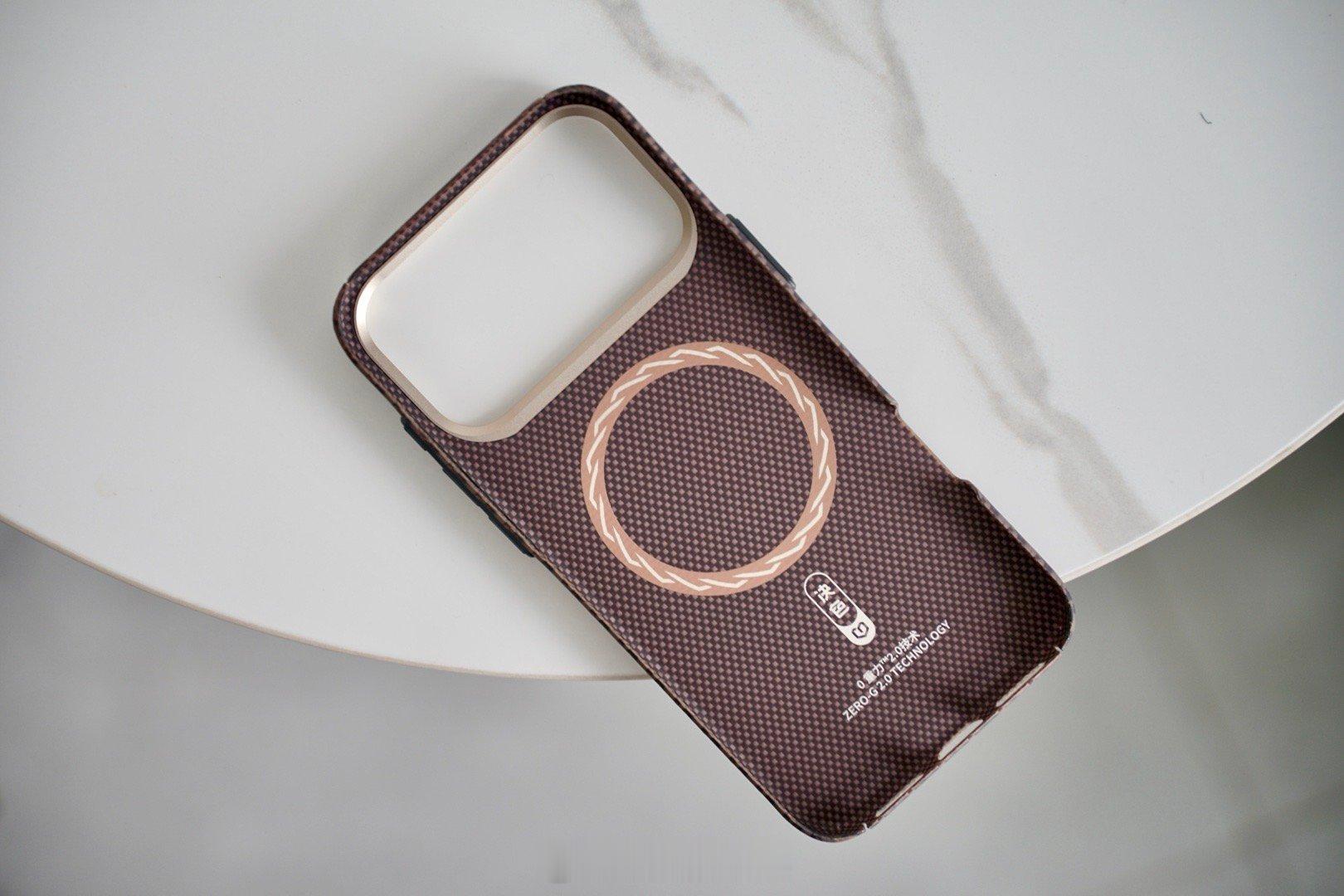 今年给 iPhone17Pro Max 依旧搭配上了决色的“和光同尘”芳纶纤维手