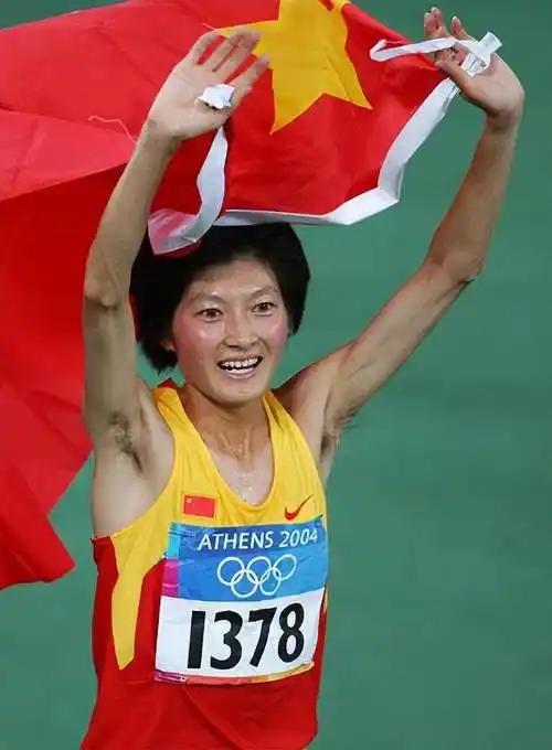 中国选手绝对少跑一圈！2004 年雅典奥运会上，出现了一个惊天大乌龙，黑人选手以