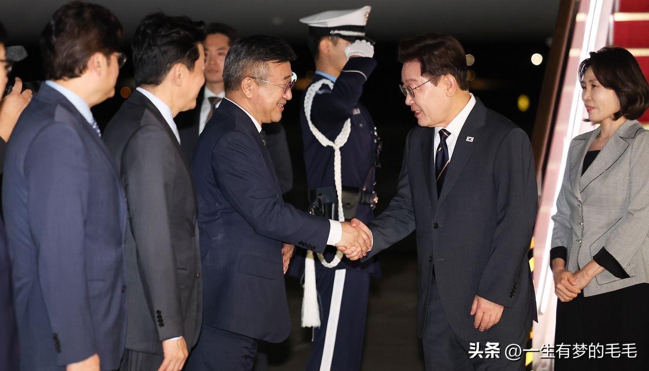 7月11日晚，韩国总统李在明圆满结束土耳其北约峰会、蒙古国国事访问行程，搭乘专机