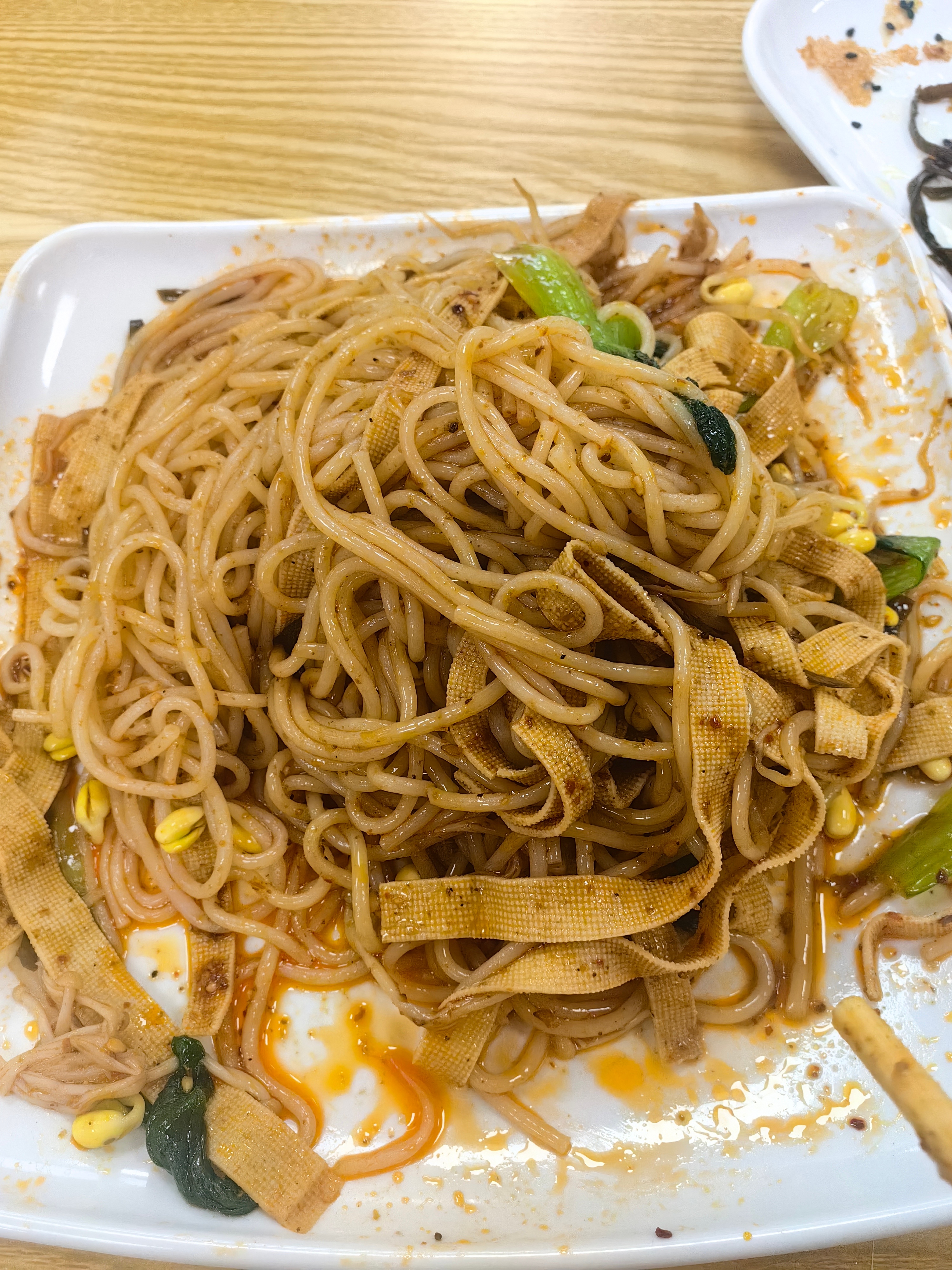早上吃了这个拌粉，口感个人觉得偏甜口的那种，我是微辣，不像新疆炒米粉那么的辣，还