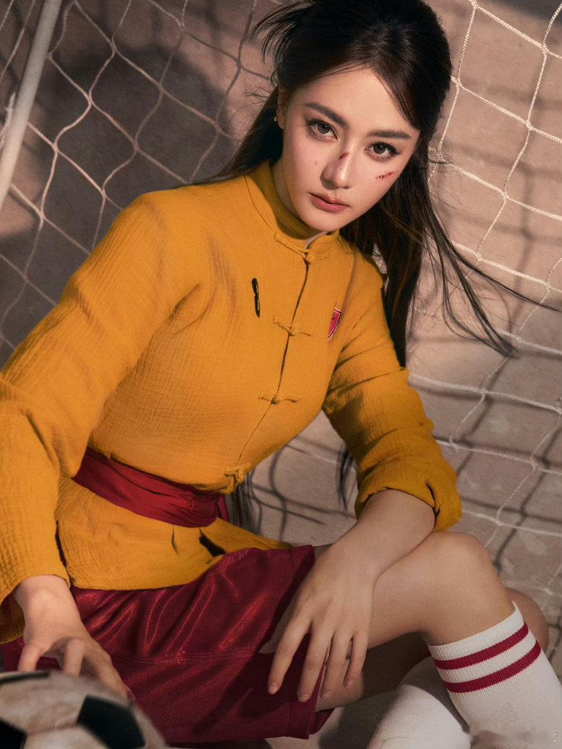 足球少女热巴上线⚽️⚽️⚽️黄衫红裙，柔中带刚，独特又亮眼这组图一出少女的力量感