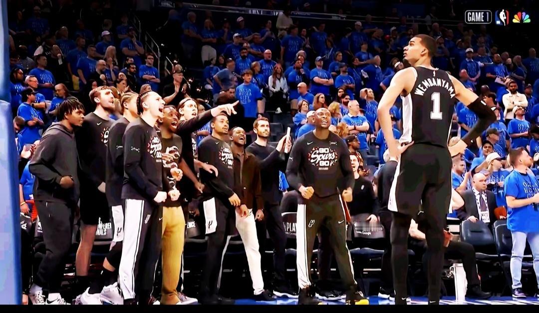 今年NBA最佳画面，文班亚马在雷霆主场封神！马刺队友都在配合他的霸气。

亚历山