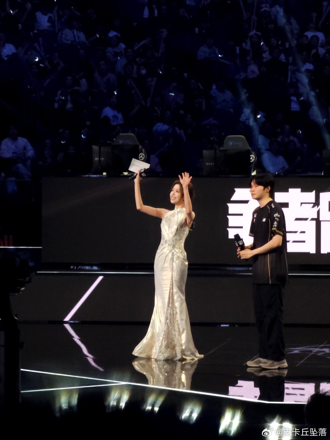 歌手直播还记得去年她和米奇录节目双双落泪，线下演唱会也奔赴现场支持，双向奔赴的友