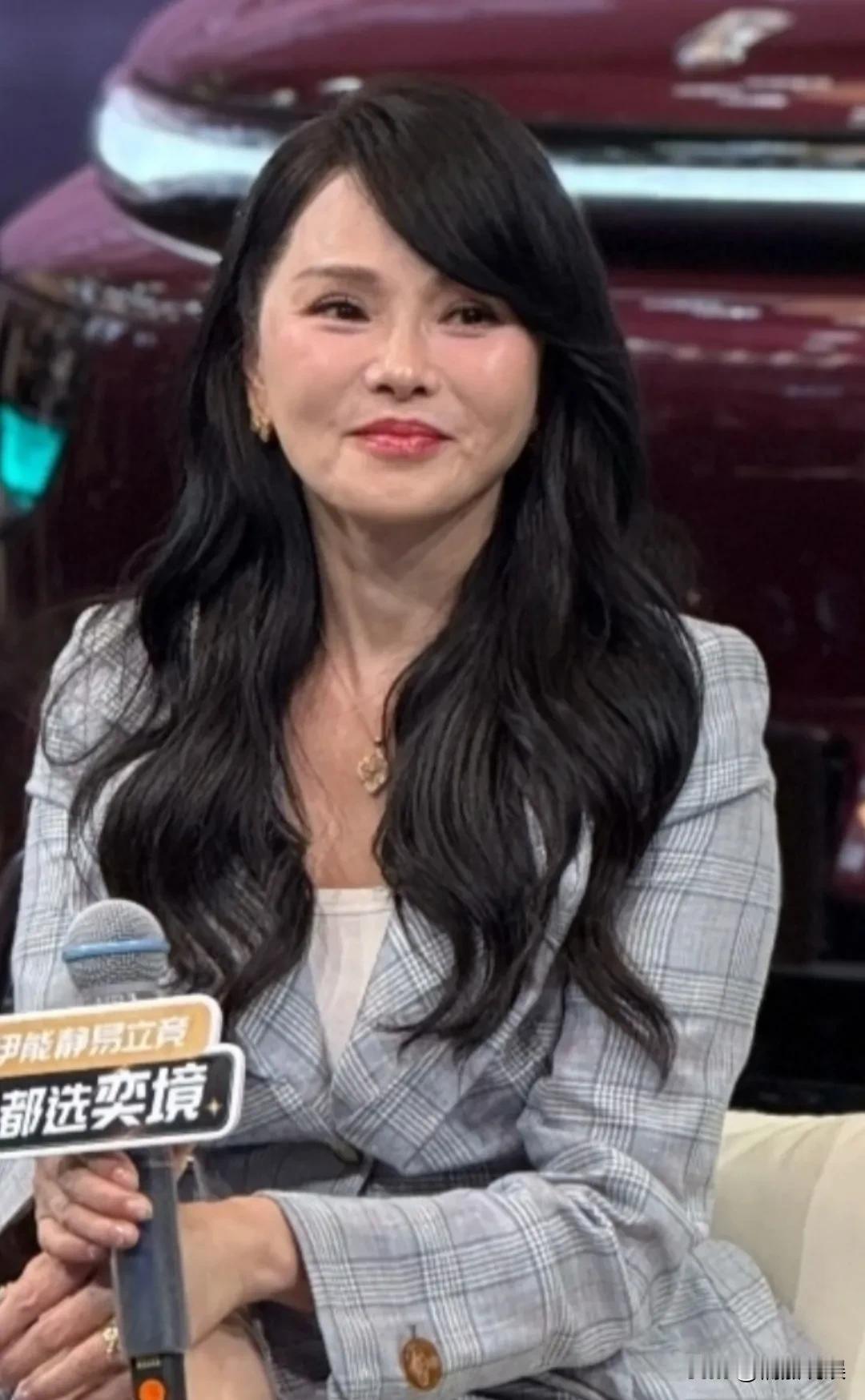 伊能静现身北京车展，58岁的她保养得很好，生图很真实，没有网友口中说的那么年轻、