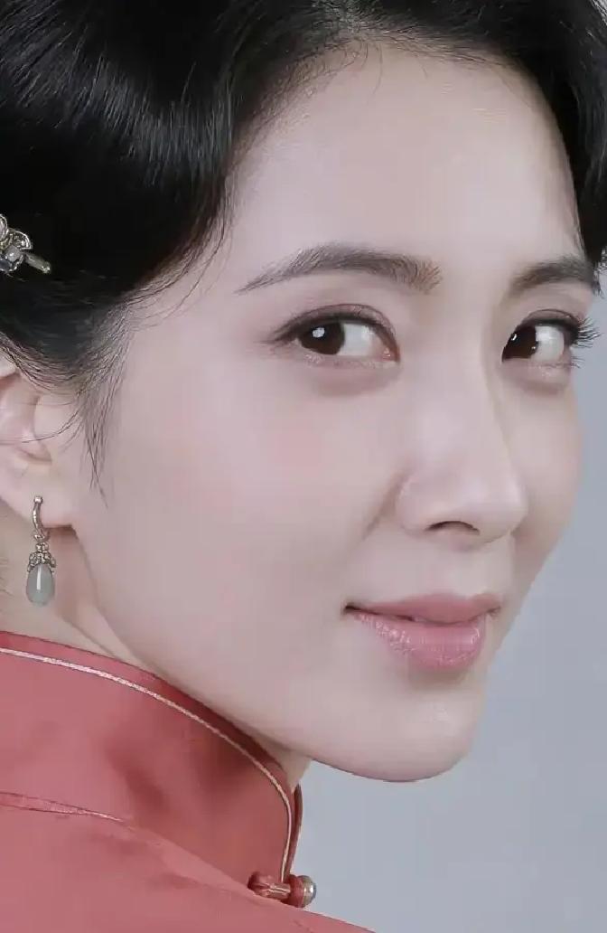 47岁像27岁，她怎么做到的？
 
一张红毯生图把热搜烧穿。曾黎站在镁光灯下，皮