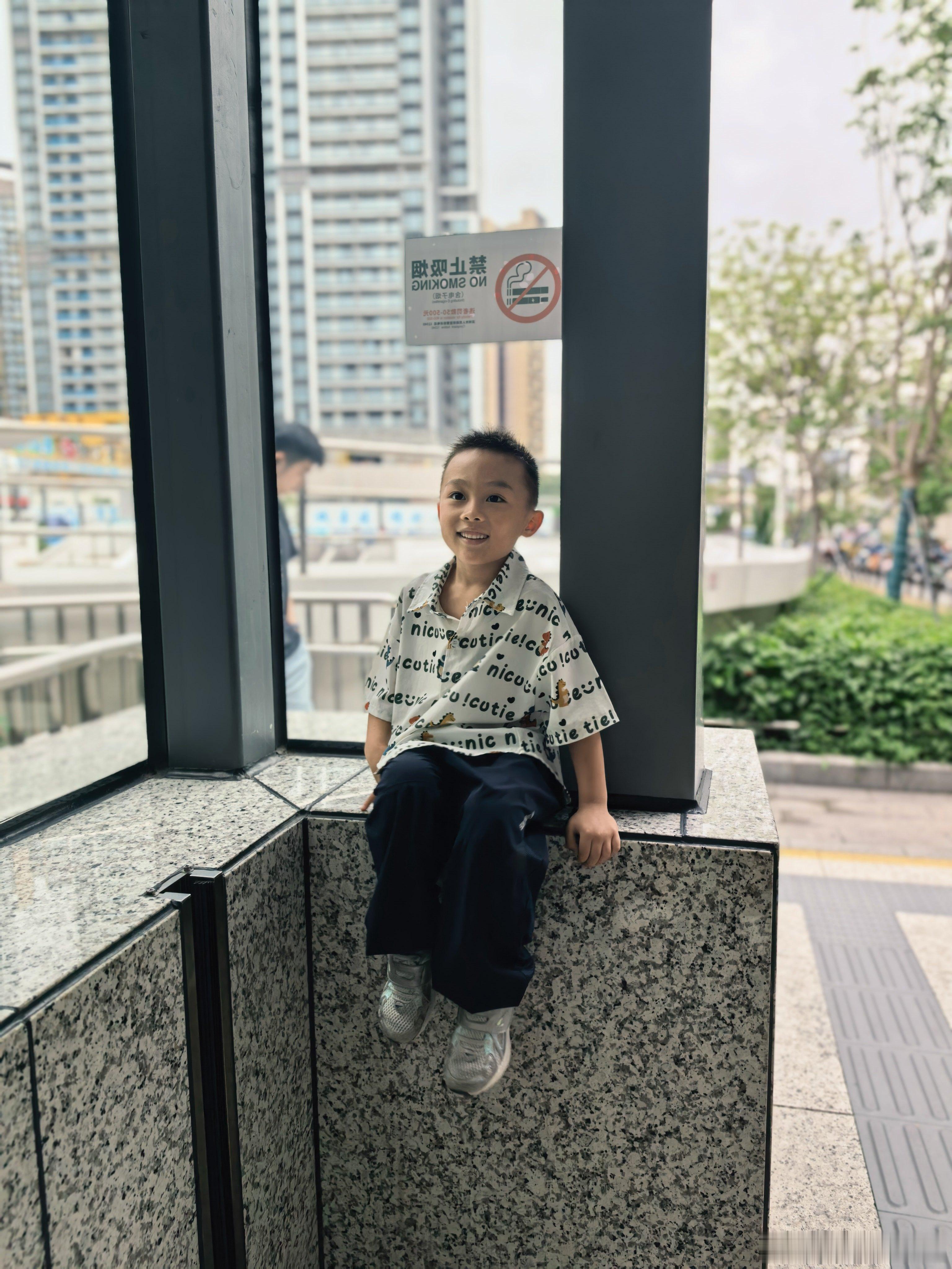 坐个地铁都这么兴奋小孩子的开心就是多