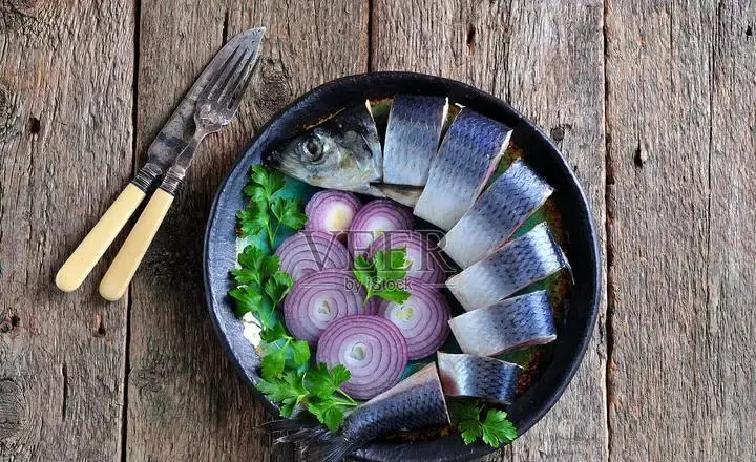 63岁的老张本来觉得手背青筋凸起就是年纪大了的正常事，女儿提醒他注意，他还笑称男