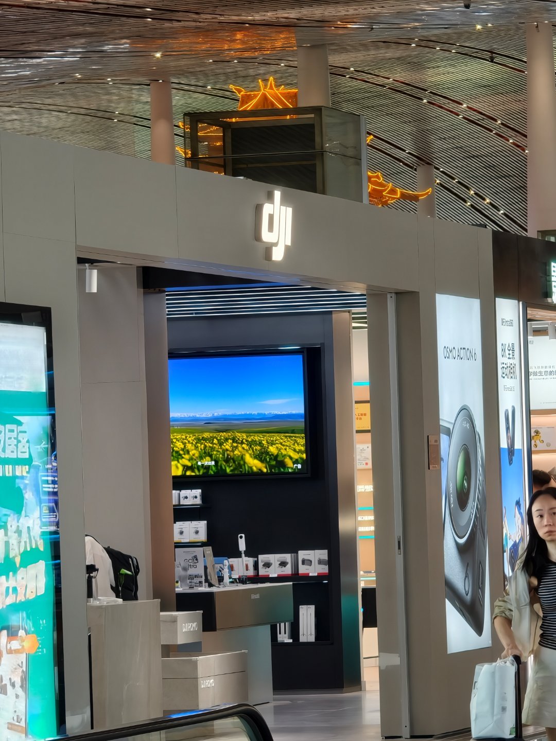 刚才路过首都机场T3的大疆店，我看见店员直接就问：没货是吧？店员苦笑回应我 北京